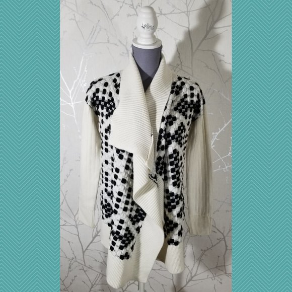 Romeo + Juliet Couture White & Black Checkered Knit Waterfall Cardigan - Picture 5 of 6